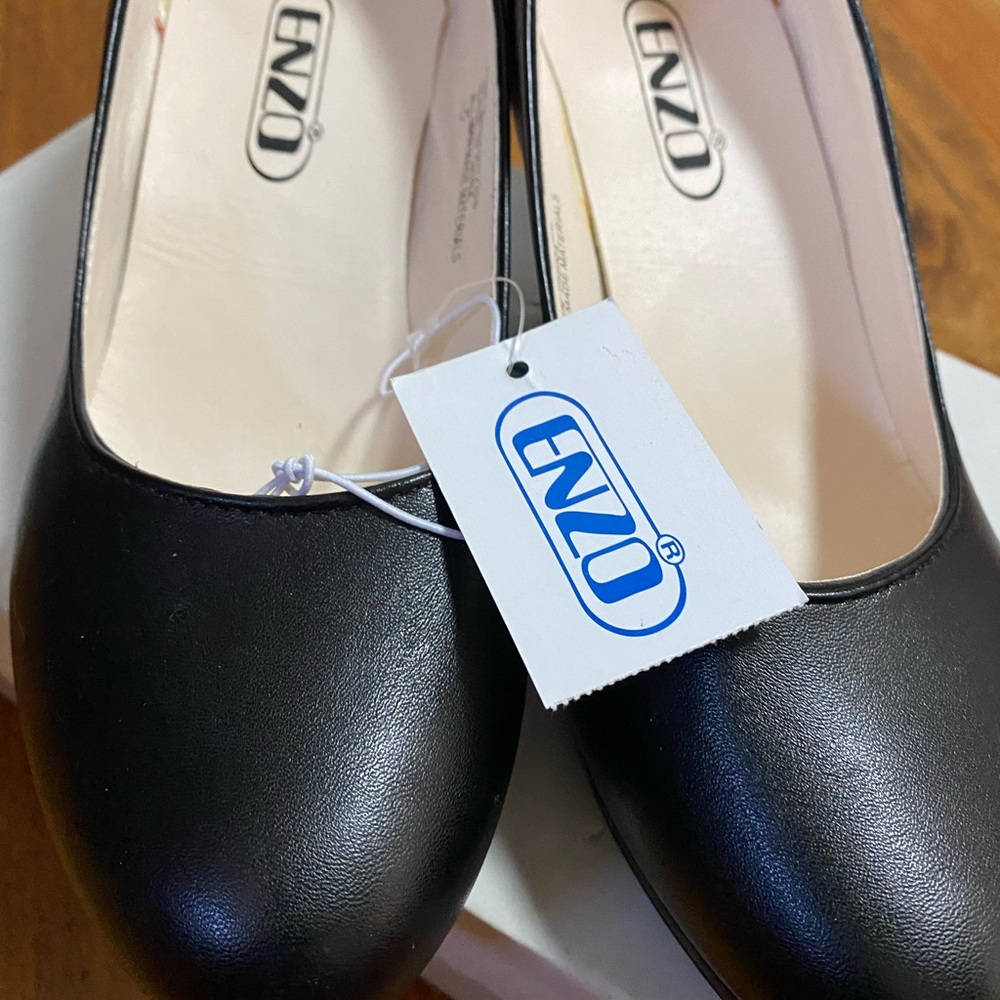 Enzo Black Rounded Toe Heels - Picture 6 of 8